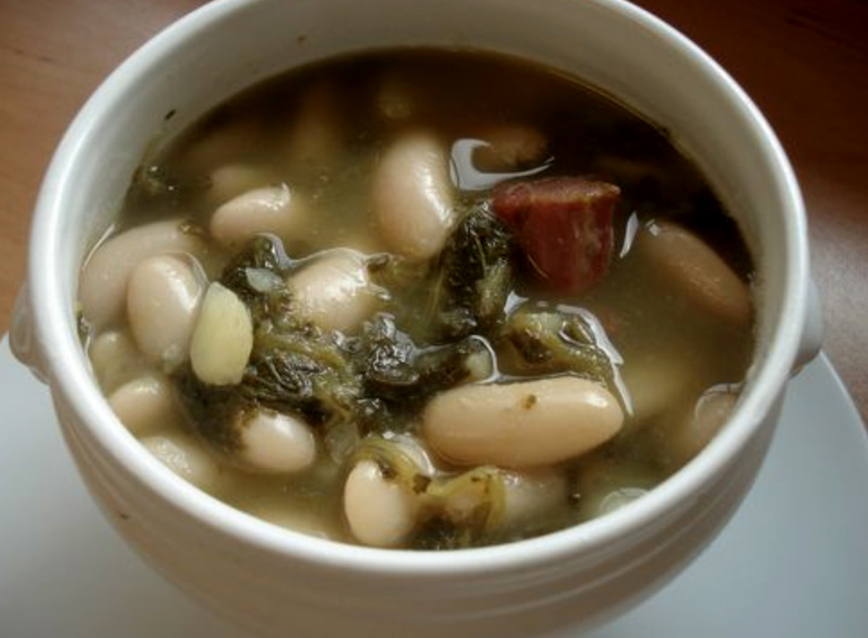 Unha cunca de caldo galego